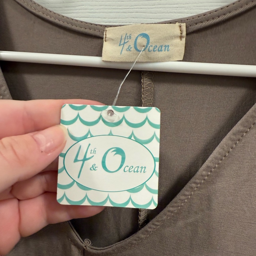 *4th & Ocean Women’s Grey/Taupe V-neck dress size small - Picture 3 of 6